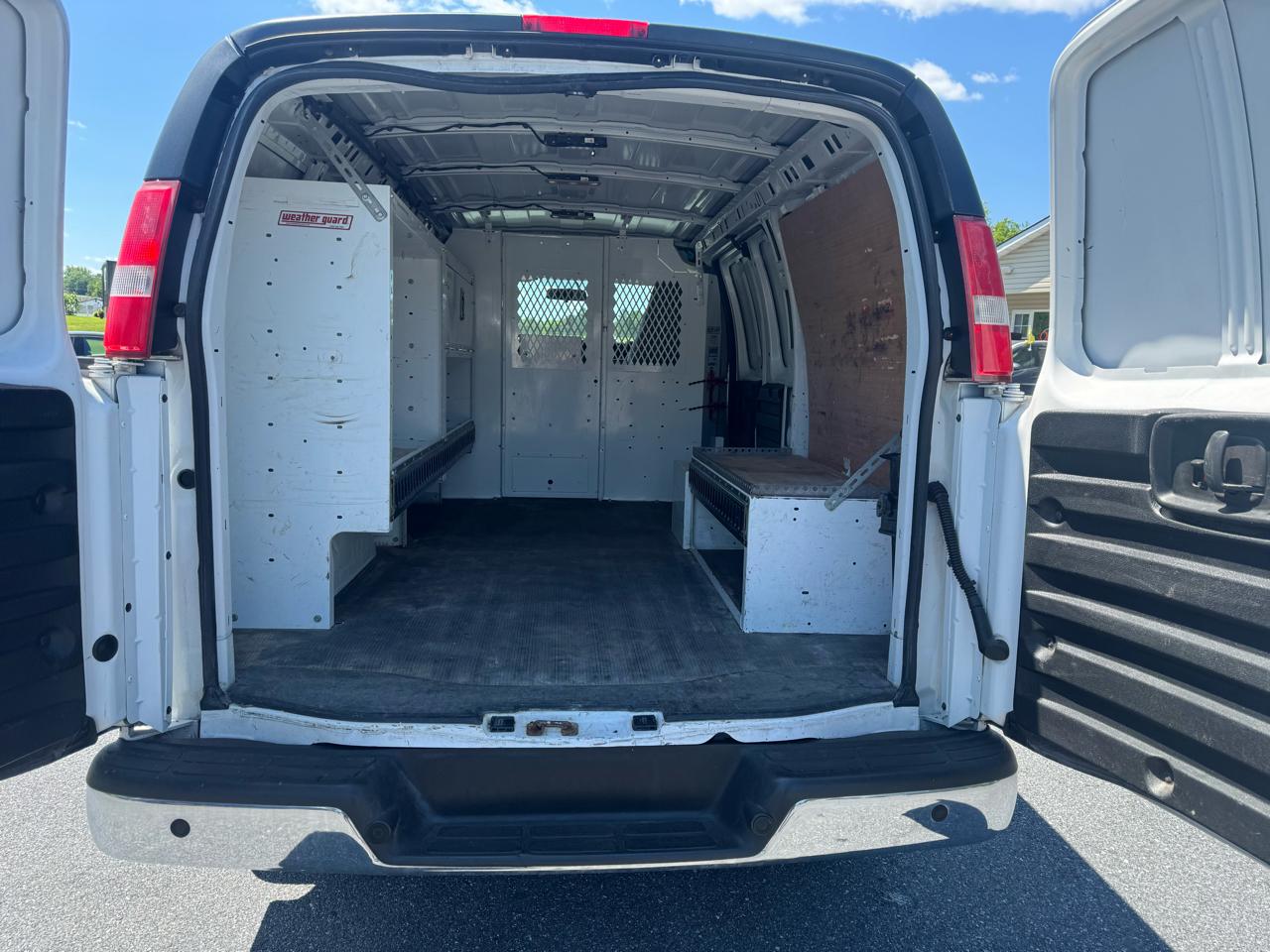 GMC Savana Cargo Van RWD 3500 135" 2017