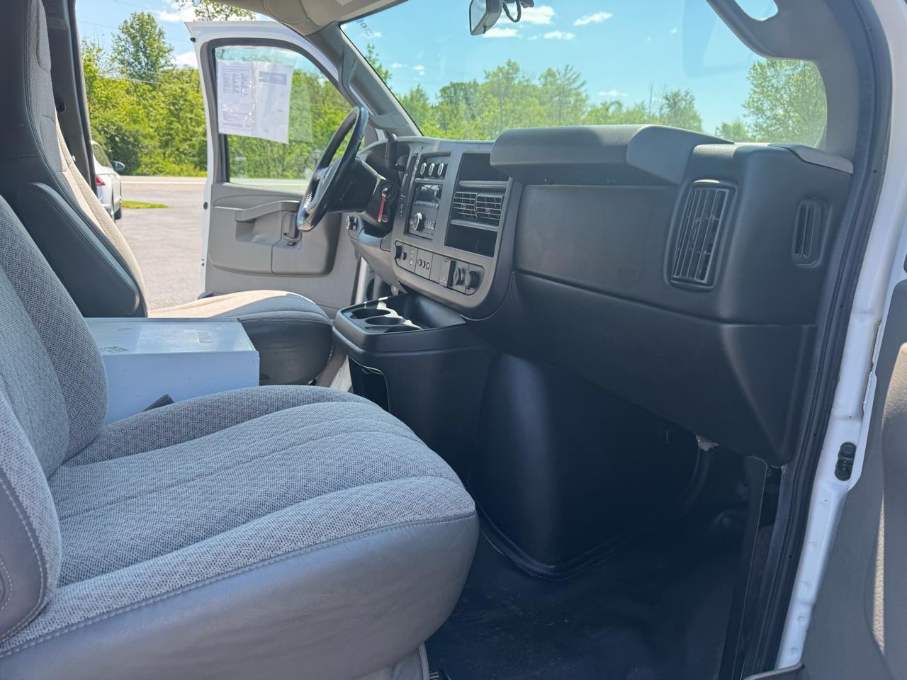GMC Savana Cargo Van RWD 3500 135" 2017