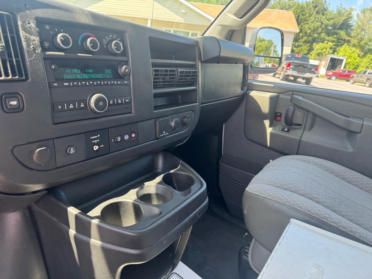 GMC Savana Cargo Van RWD 3500 135" 2017