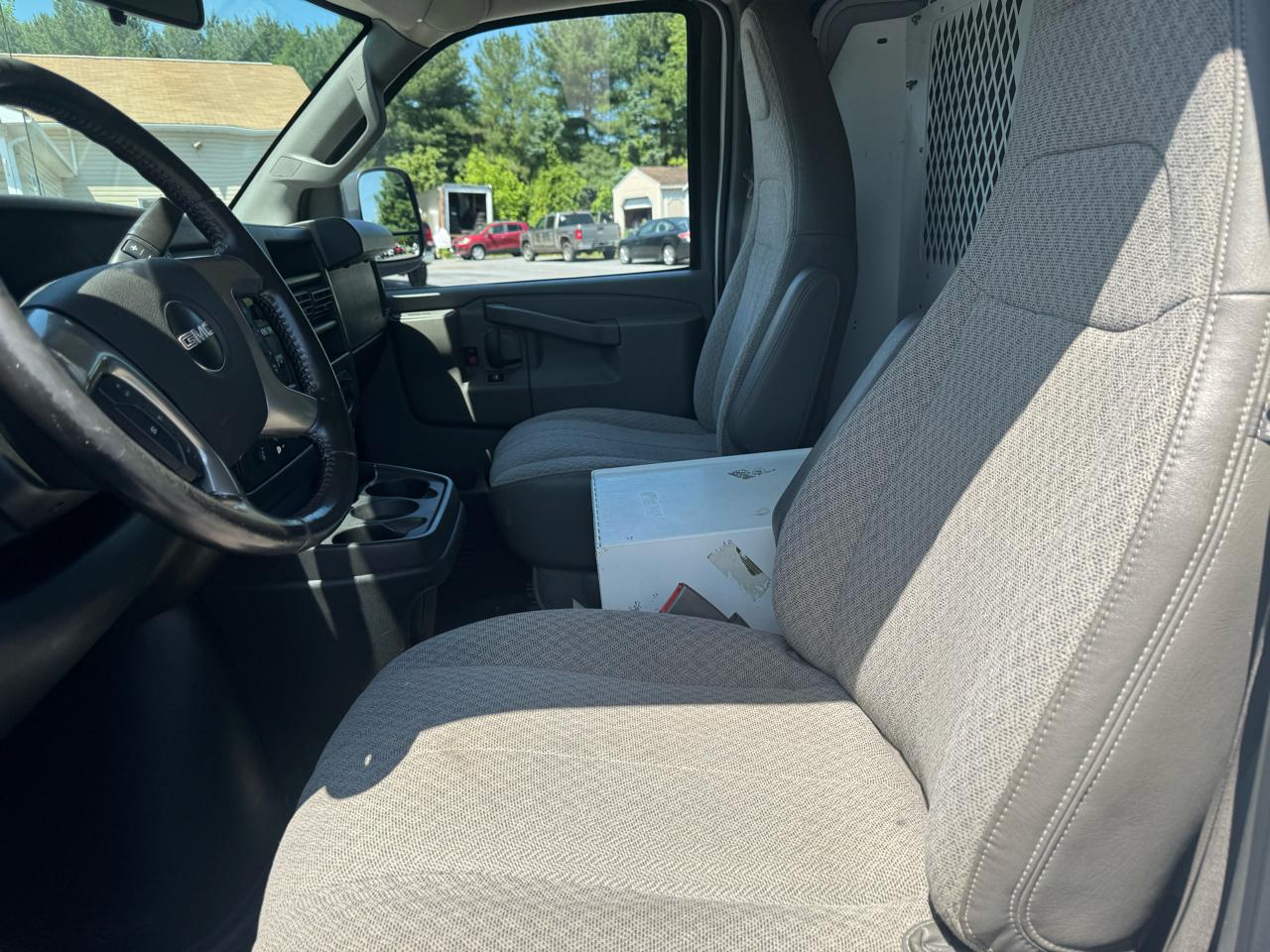 GMC Savana Cargo Van RWD 3500 135" 2017