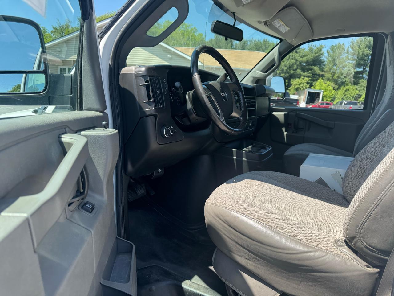GMC Savana Cargo Van RWD 3500 135" 2017