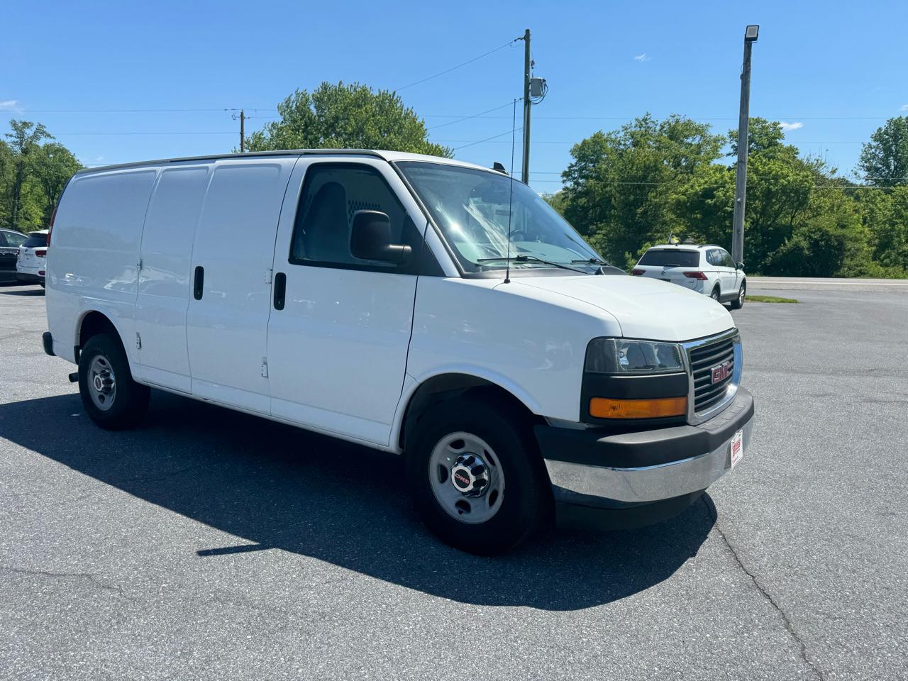 GMC Savana Cargo Van RWD 3500 135" 2017