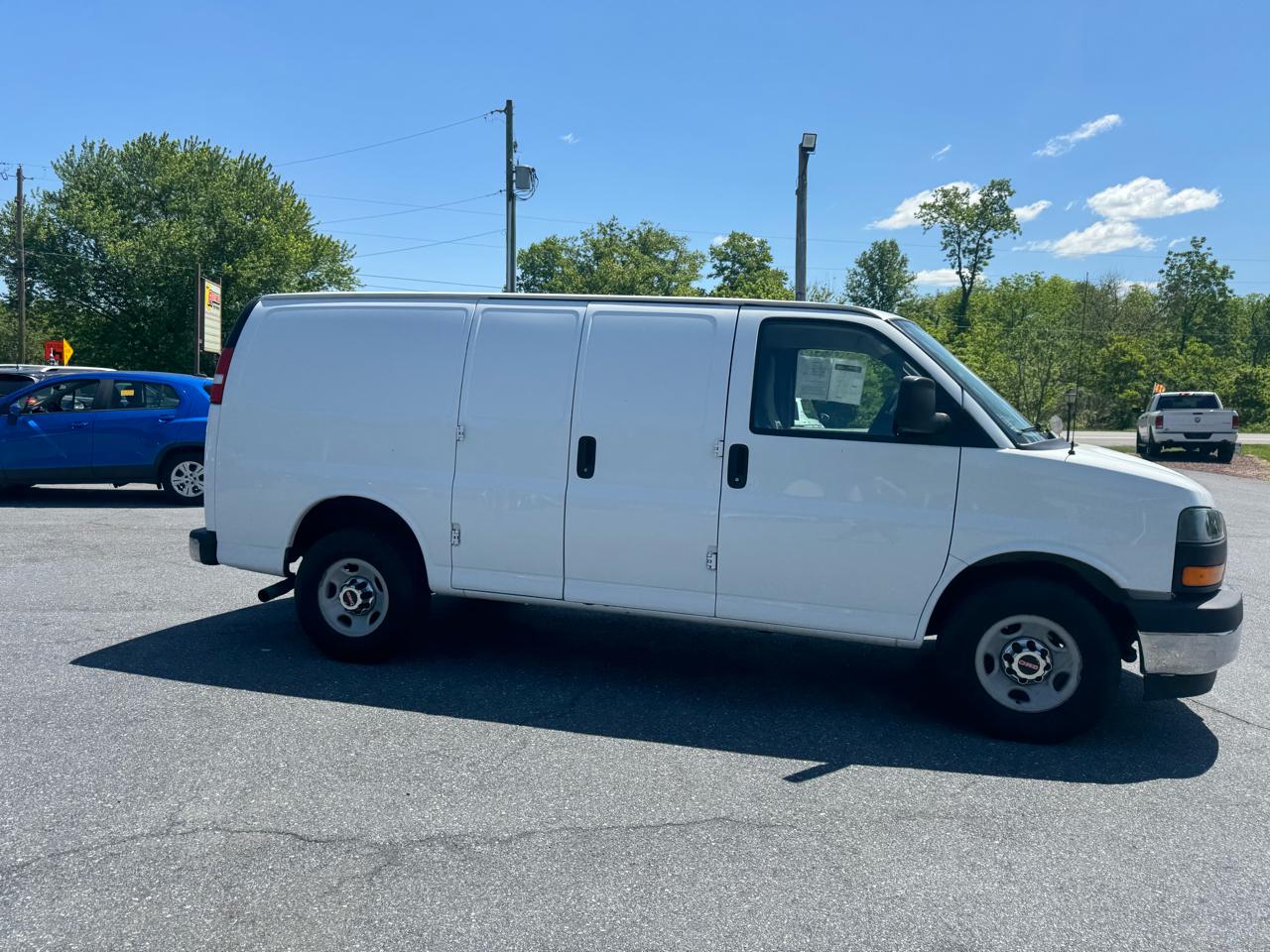GMC Savana Cargo Van RWD 3500 135" 2017