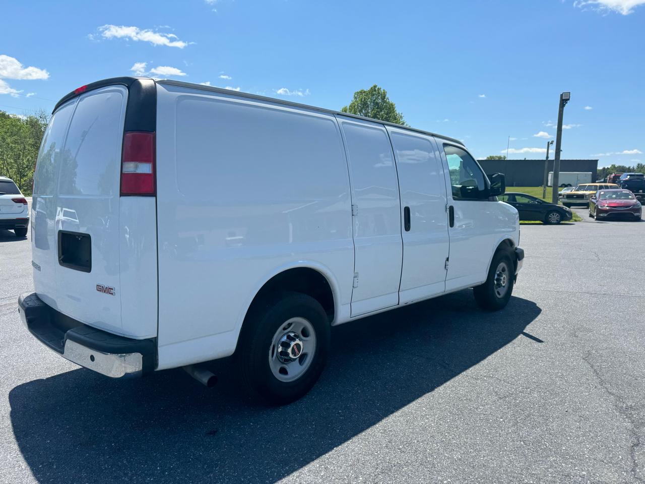 GMC Savana Cargo Van RWD 3500 135" 2017