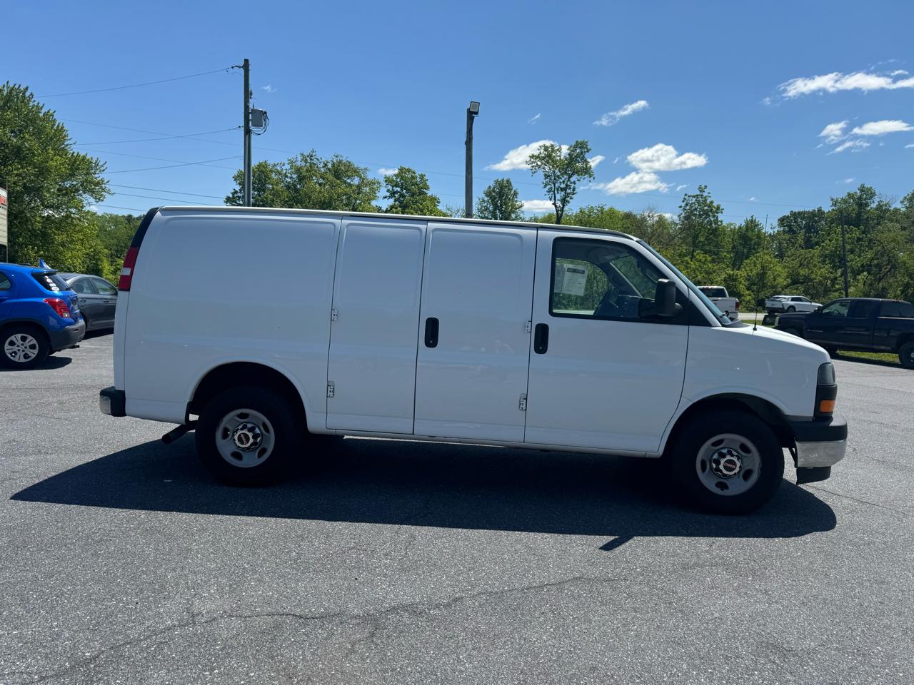 GMC Savana Cargo Van RWD 3500 135" 2017