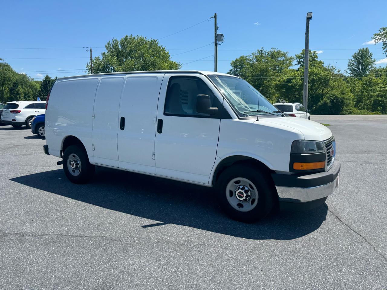 GMC Savana Cargo Van RWD 3500 135" 2017