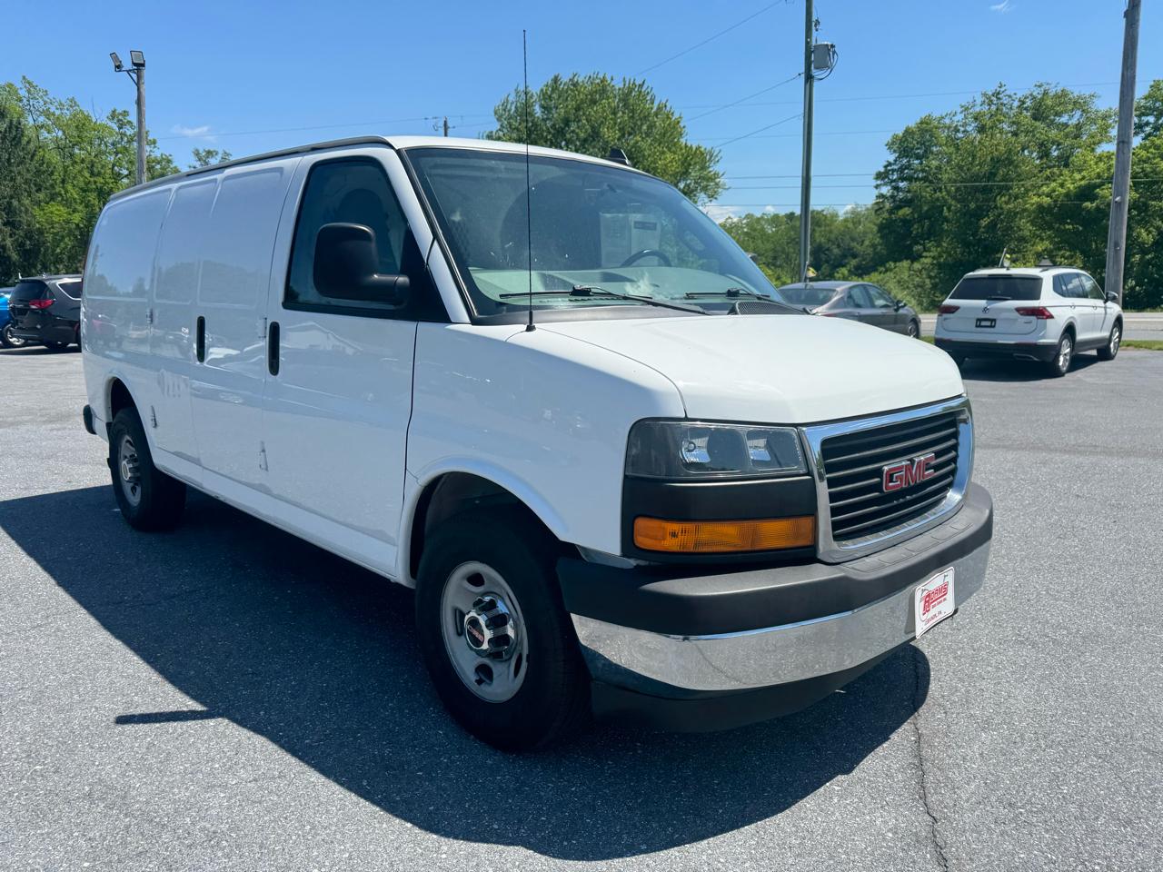 GMC Savana Cargo Van RWD 3500 135" 2017