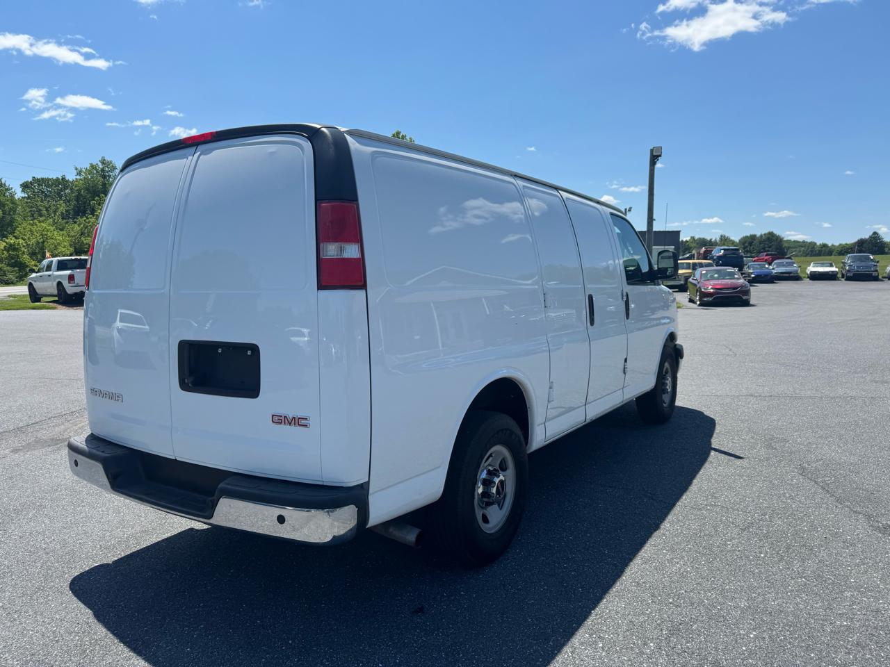 GMC Savana Cargo Van RWD 3500 135" 2017