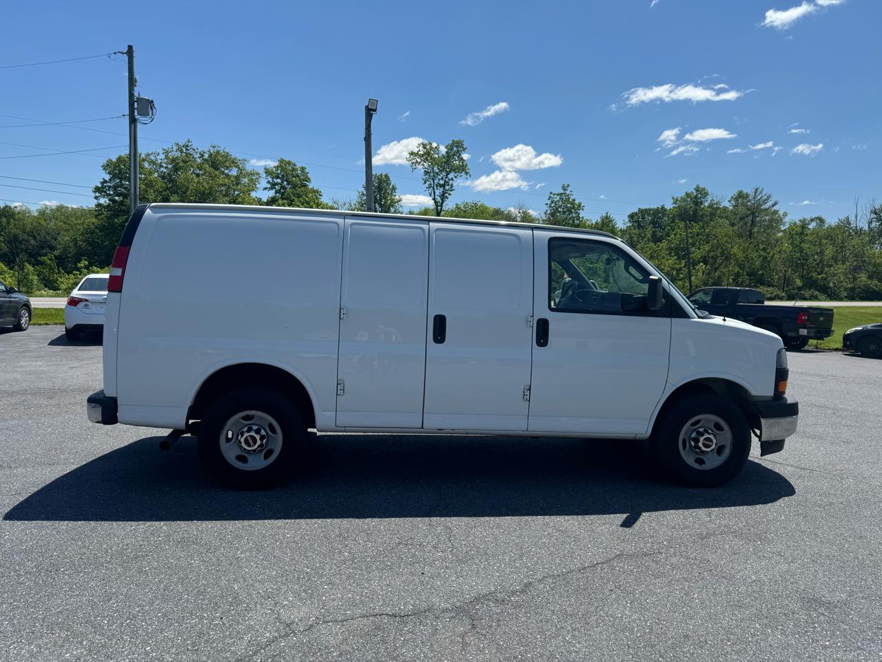 GMC Savana Cargo Van RWD 3500 135" 2017