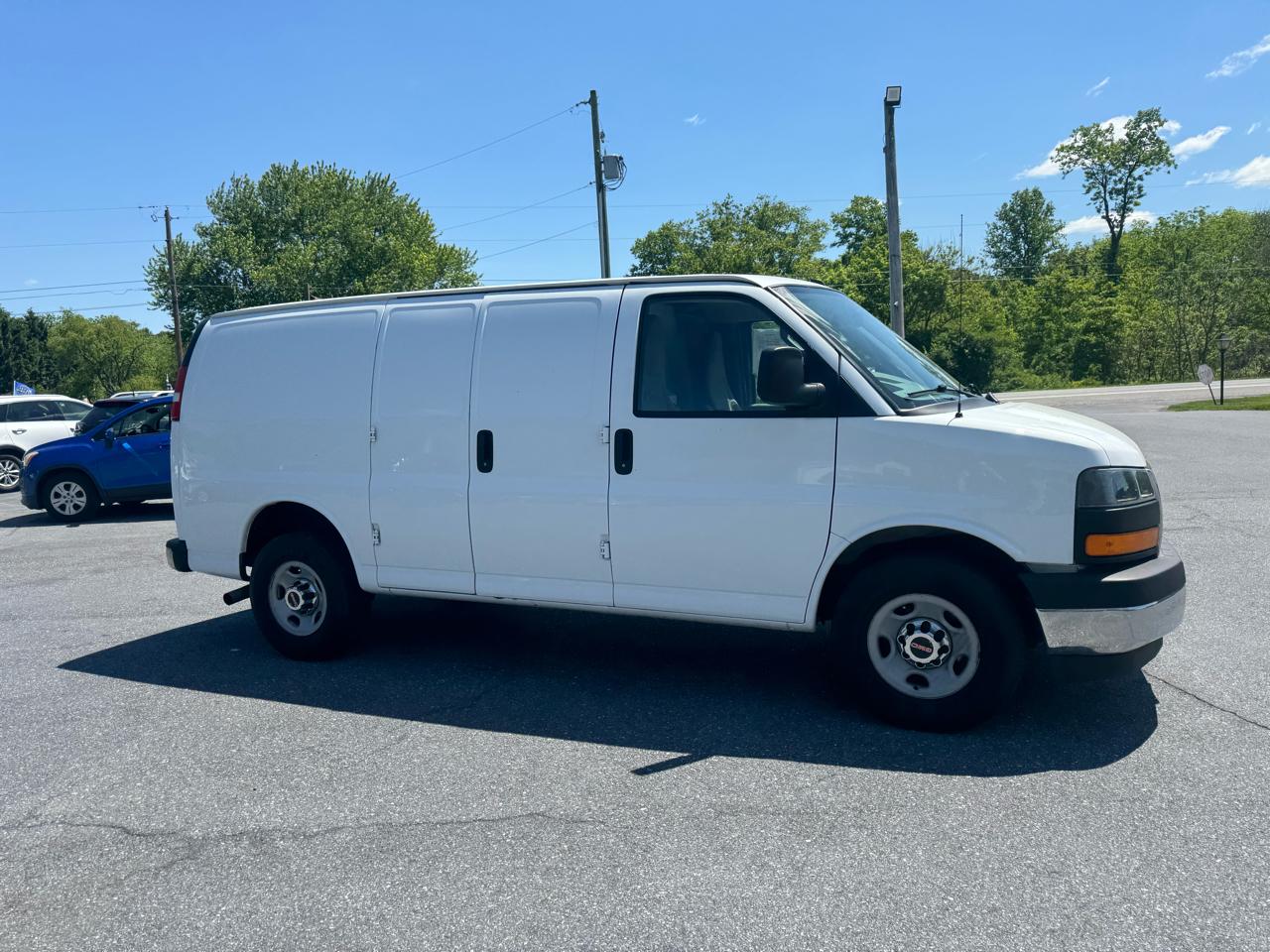 GMC Savana Cargo Van RWD 3500 135" 2017