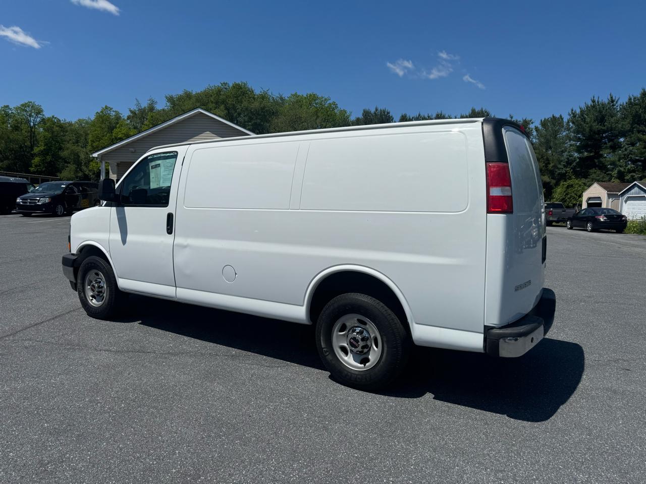 GMC Savana Cargo Van RWD 3500 135" 2017
