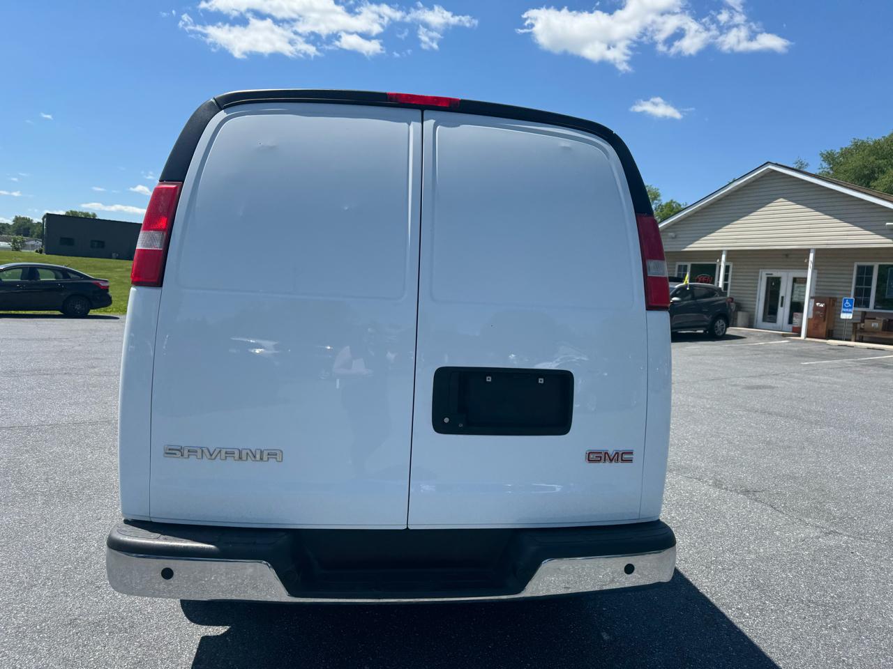 GMC Savana Cargo Van RWD 3500 135" 2017