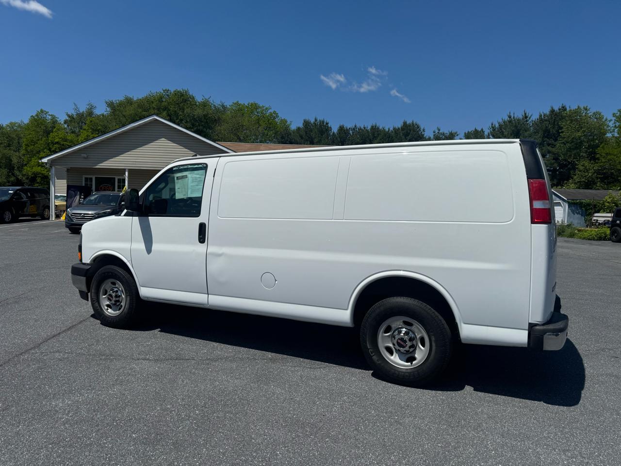 GMC Savana Cargo Van RWD 3500 135" 2017