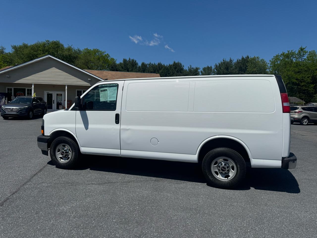 GMC Savana Cargo Van RWD 3500 135" 2017