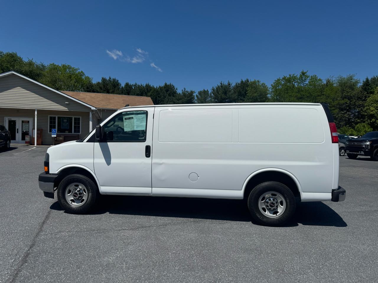 GMC Savana Cargo Van RWD 3500 135" 2017
