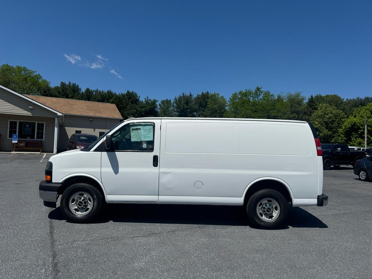 GMC Savana Cargo Van RWD 3500 135" 2017