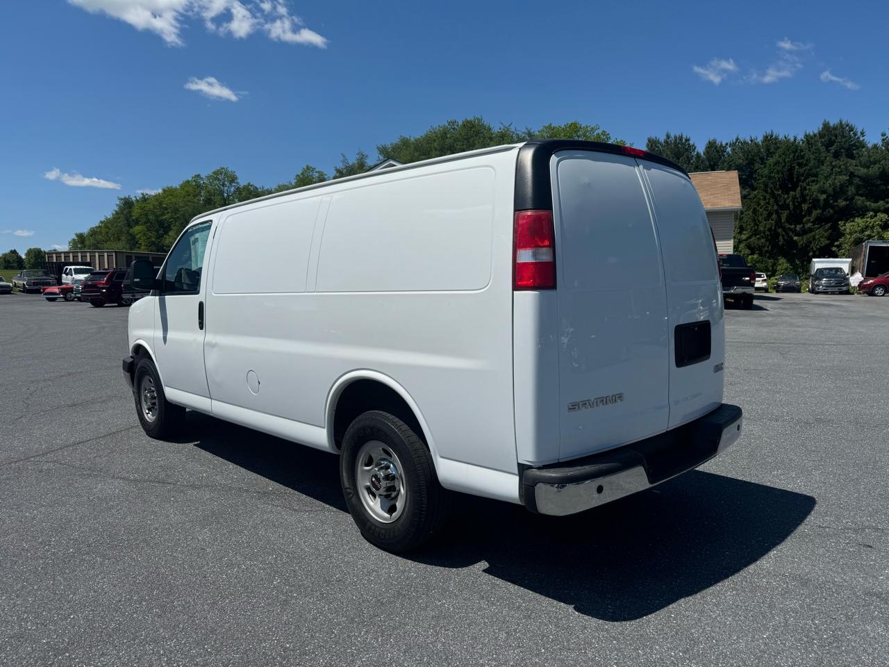 GMC Savana Cargo Van RWD 3500 135" 2017