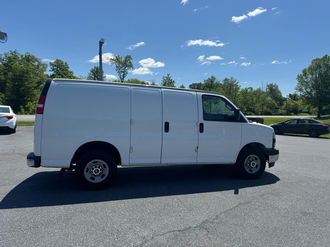 GMC Savana Cargo Van RWD 3500 135" 2017