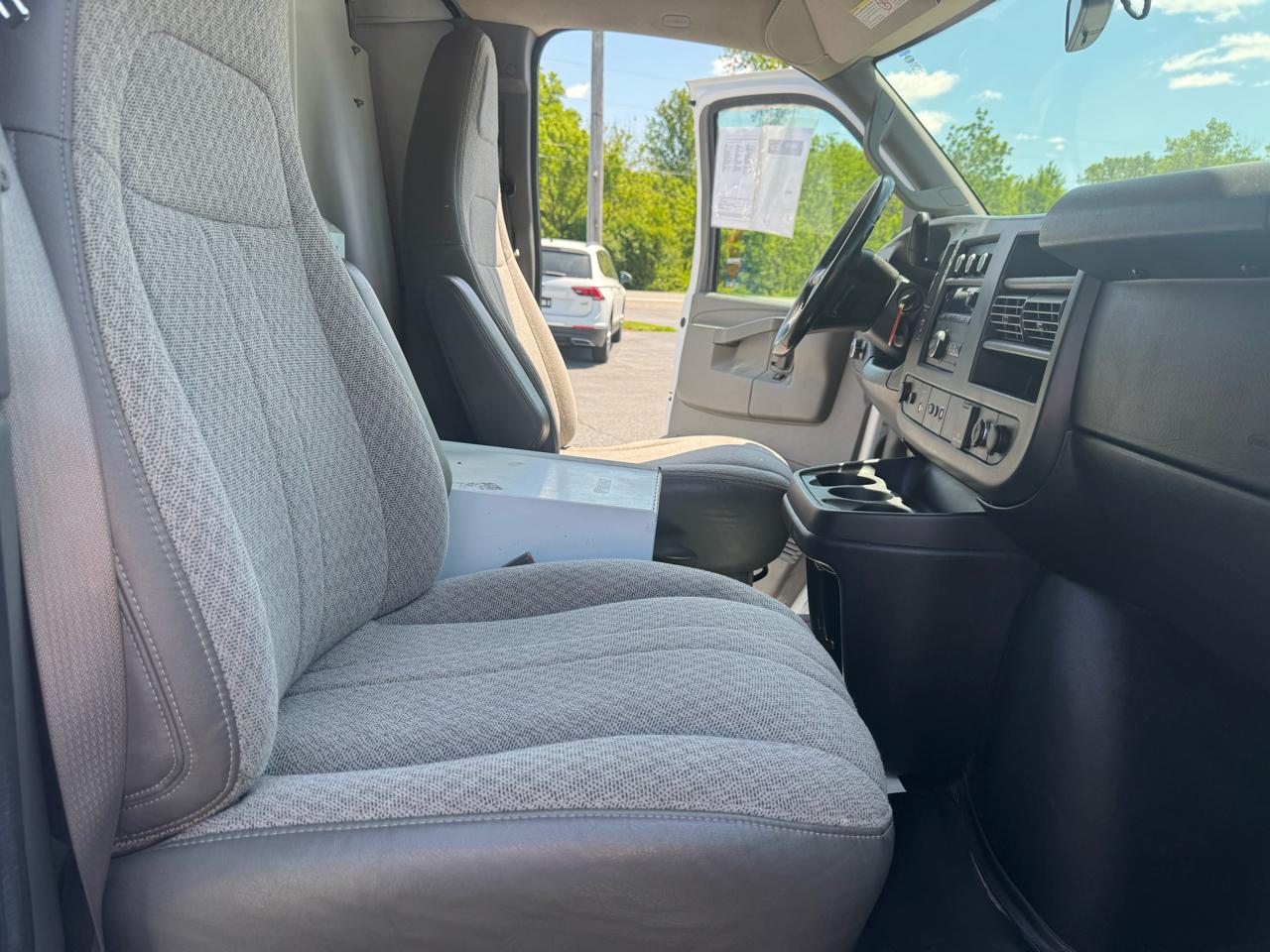 GMC Savana Cargo Van RWD 3500 135" 2017