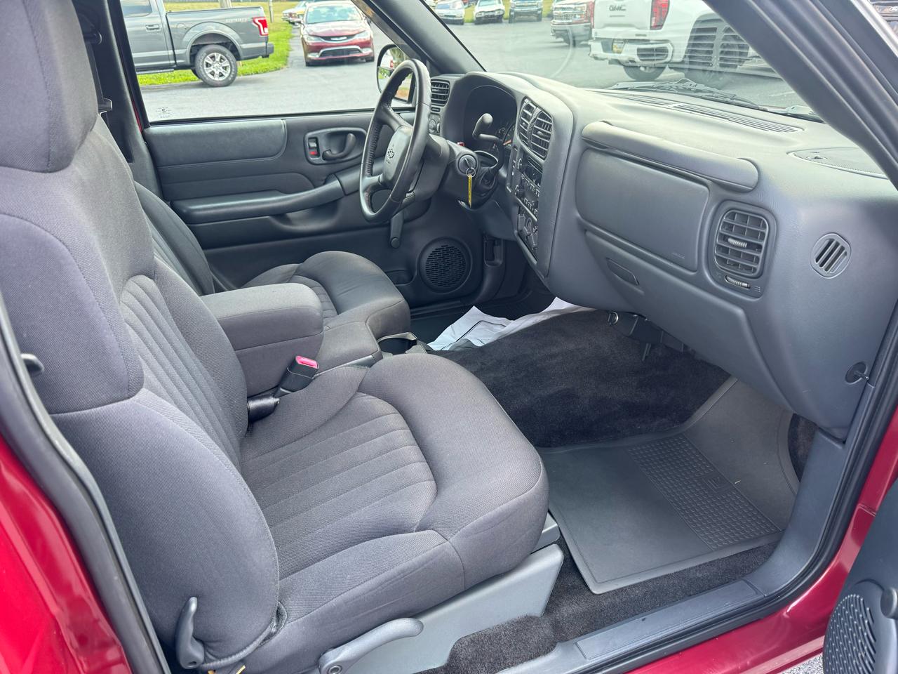 Chevrolet S-10 Ext Cab 123" WB LS 2003