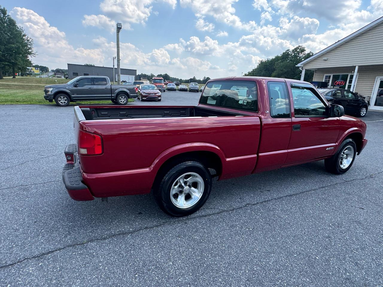 Chevrolet S-10 Ext Cab 123" WB LS 2003