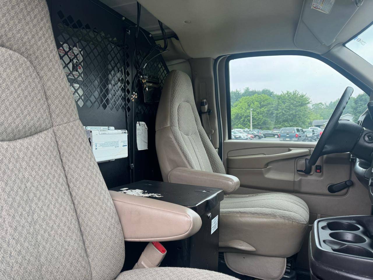 Chevrolet Express Cargo Van RWD 2500 135" 2009