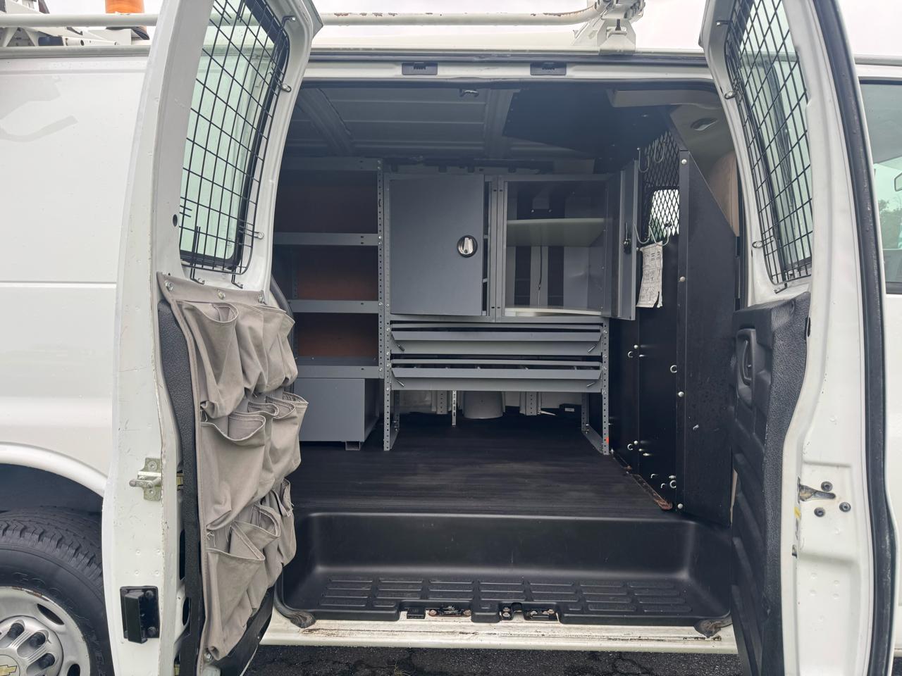 Chevrolet Express Cargo Van RWD 2500 135" 2009