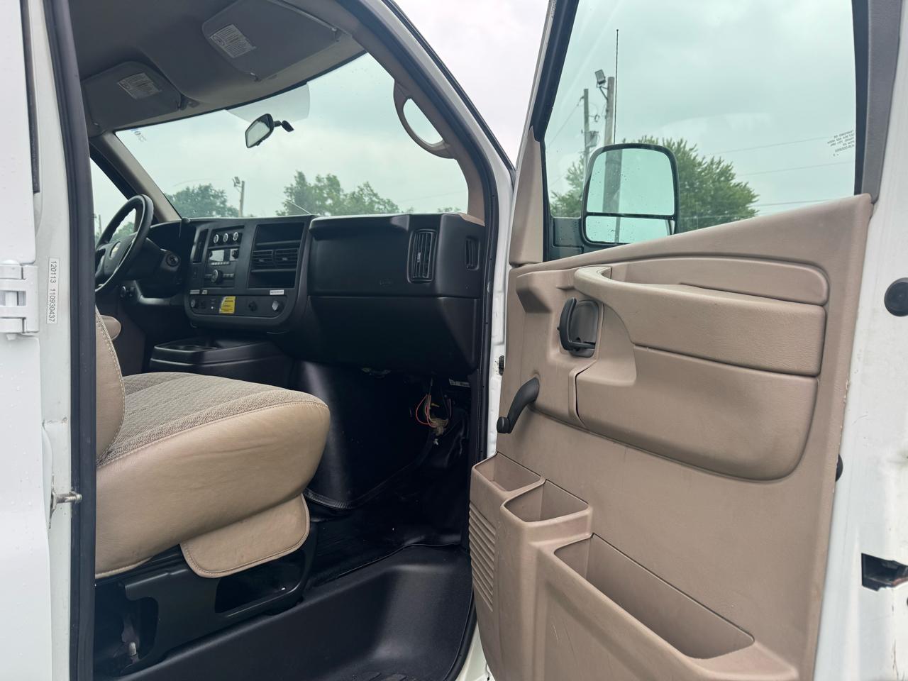 Chevrolet Express Cargo Van RWD 2500 135" 2009