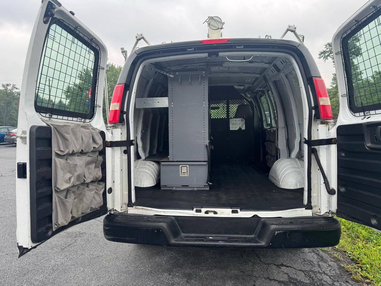 Chevrolet Express Cargo Van RWD 2500 135" 2009
