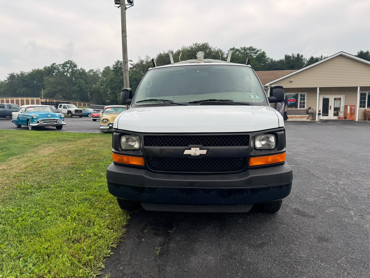 Chevrolet Express Cargo Van RWD 2500 135" 2009