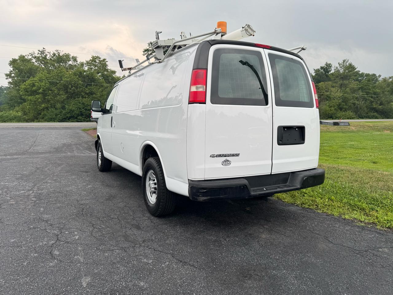 Chevrolet Express Cargo Van RWD 2500 135" 2009