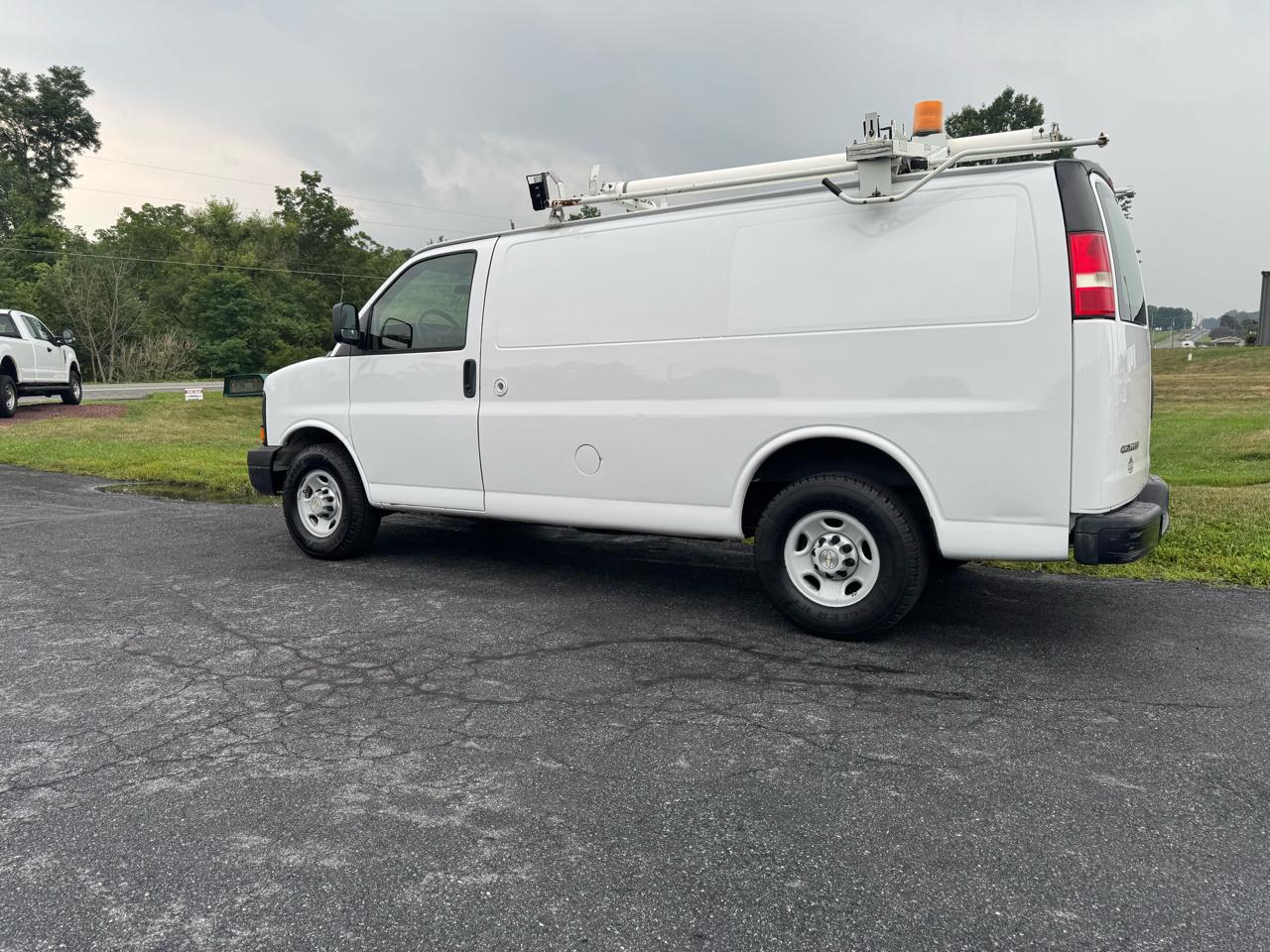 Chevrolet Express Cargo Van RWD 2500 135" 2009
