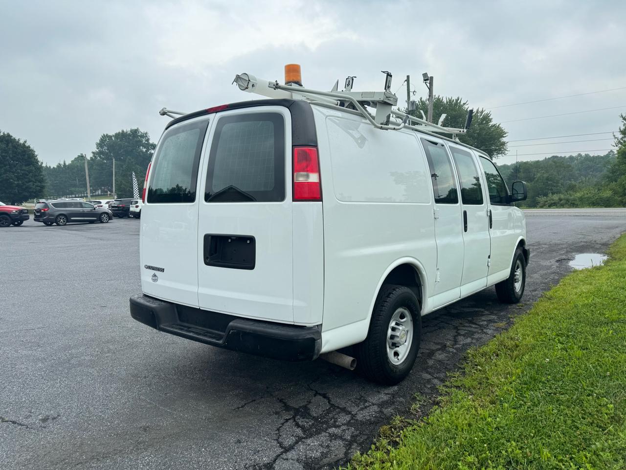 Chevrolet Express Cargo Van RWD 2500 135" 2009