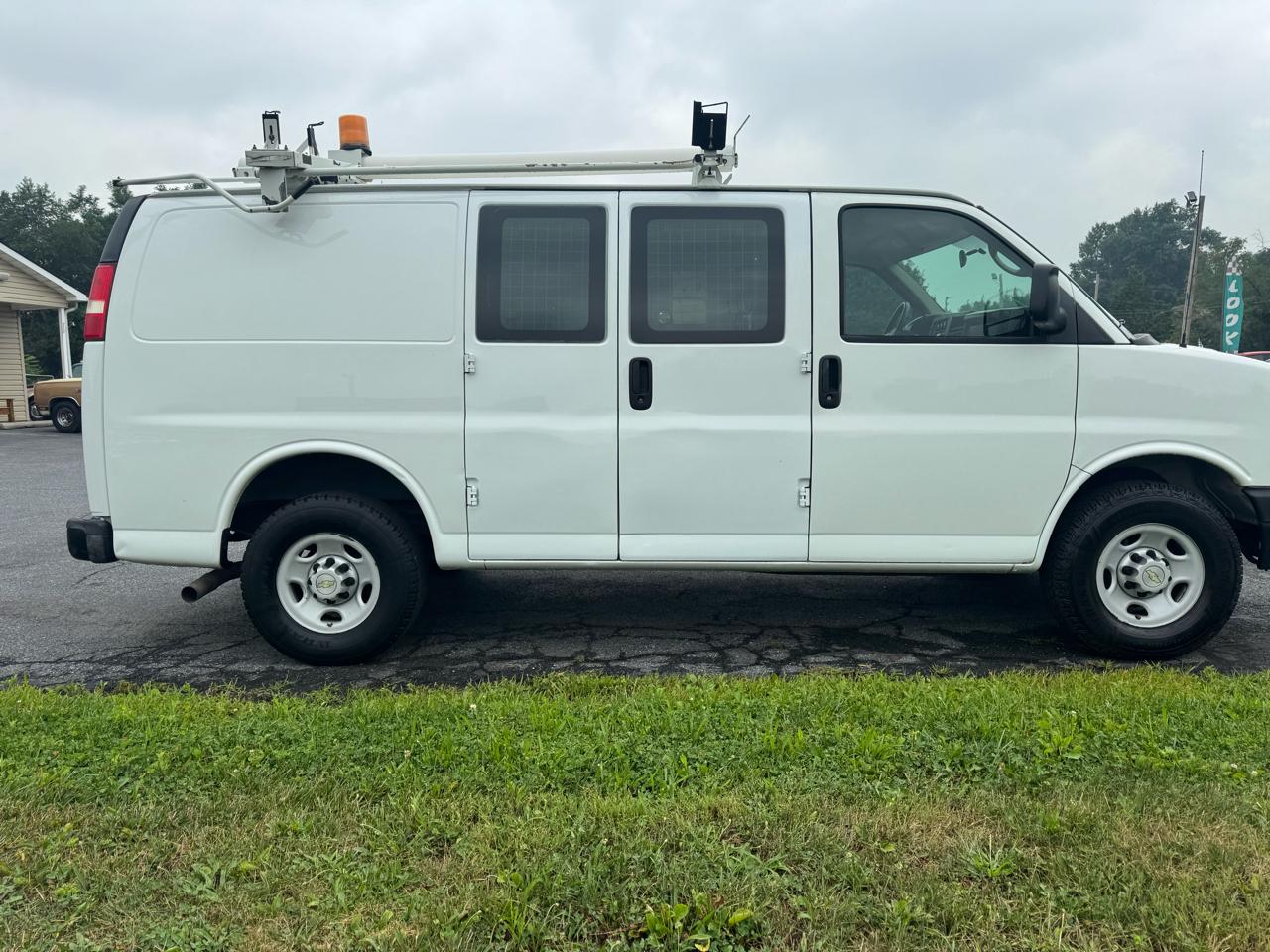 Chevrolet Express Cargo Van RWD 2500 135" 2009