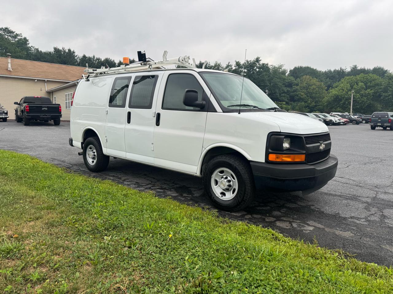 Chevrolet Express Cargo Van RWD 2500 135" 2009