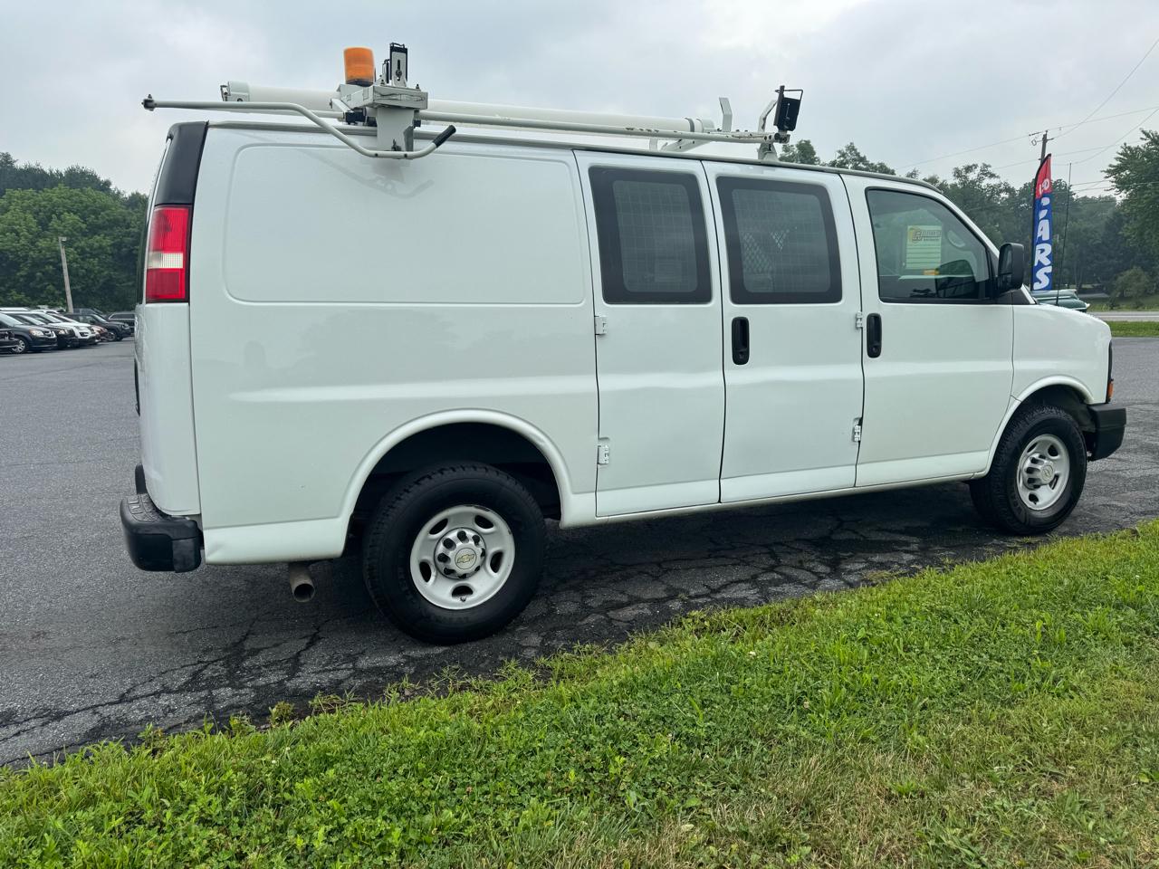 Chevrolet Express Cargo Van RWD 2500 135" 2009
