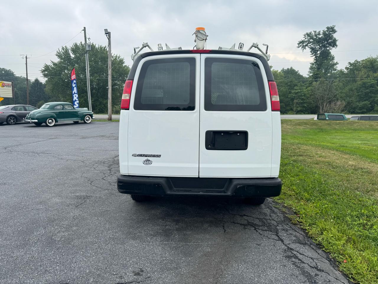 Chevrolet Express Cargo Van RWD 2500 135" 2009
