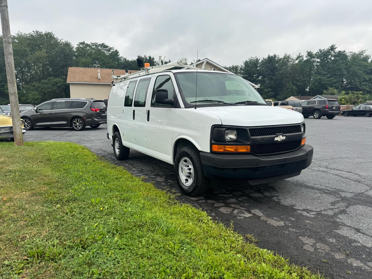 Chevrolet Express Cargo Van RWD 2500 135" 2009