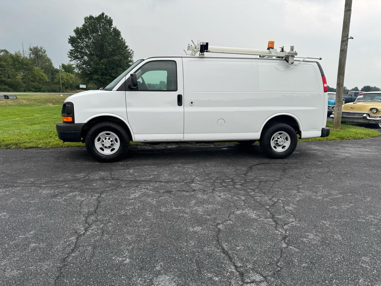 Chevrolet Express Cargo Van RWD 2500 135" 2009