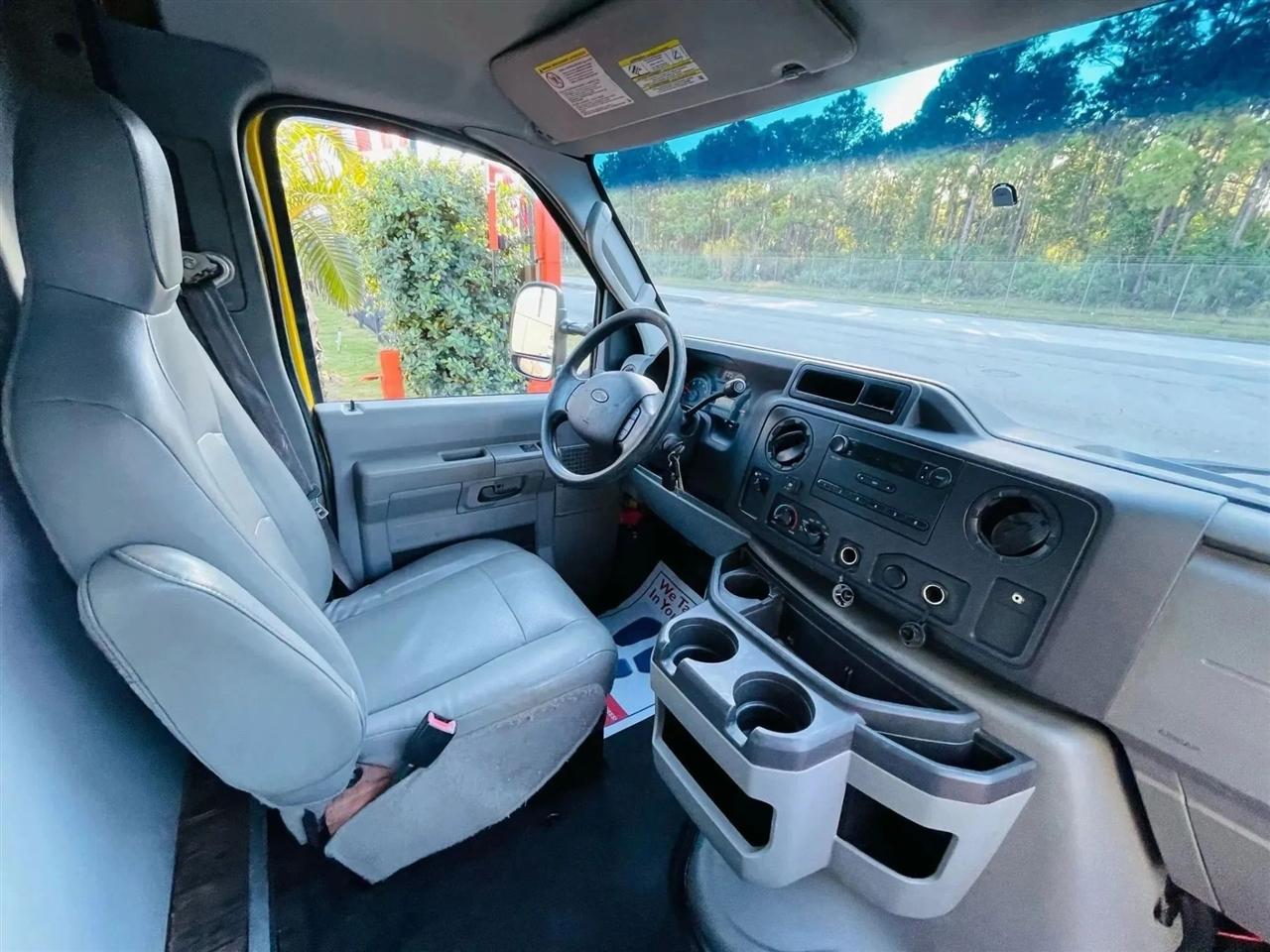 Ford Econoline E-350 Super Duty 2013