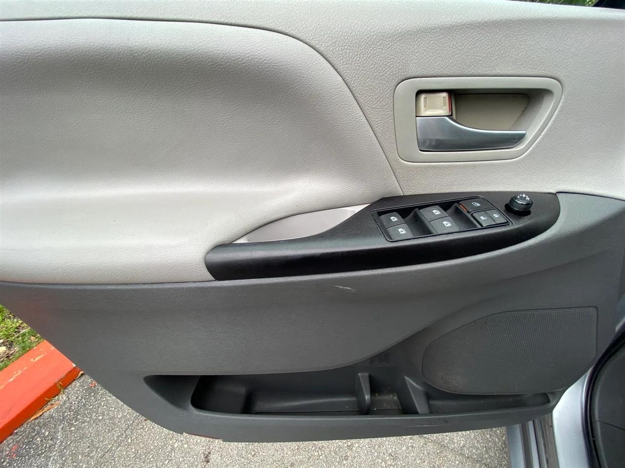 Toyota Sienna LE FWD 8-Passenger V6 2015