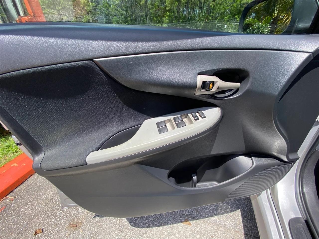 Toyota Corolla S 4-Speed AT 2011