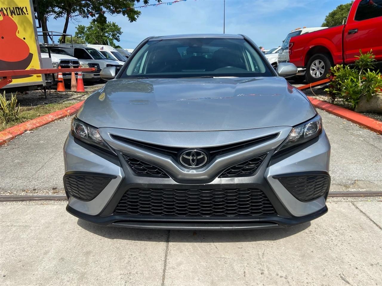 Toyota Camry SE 2021