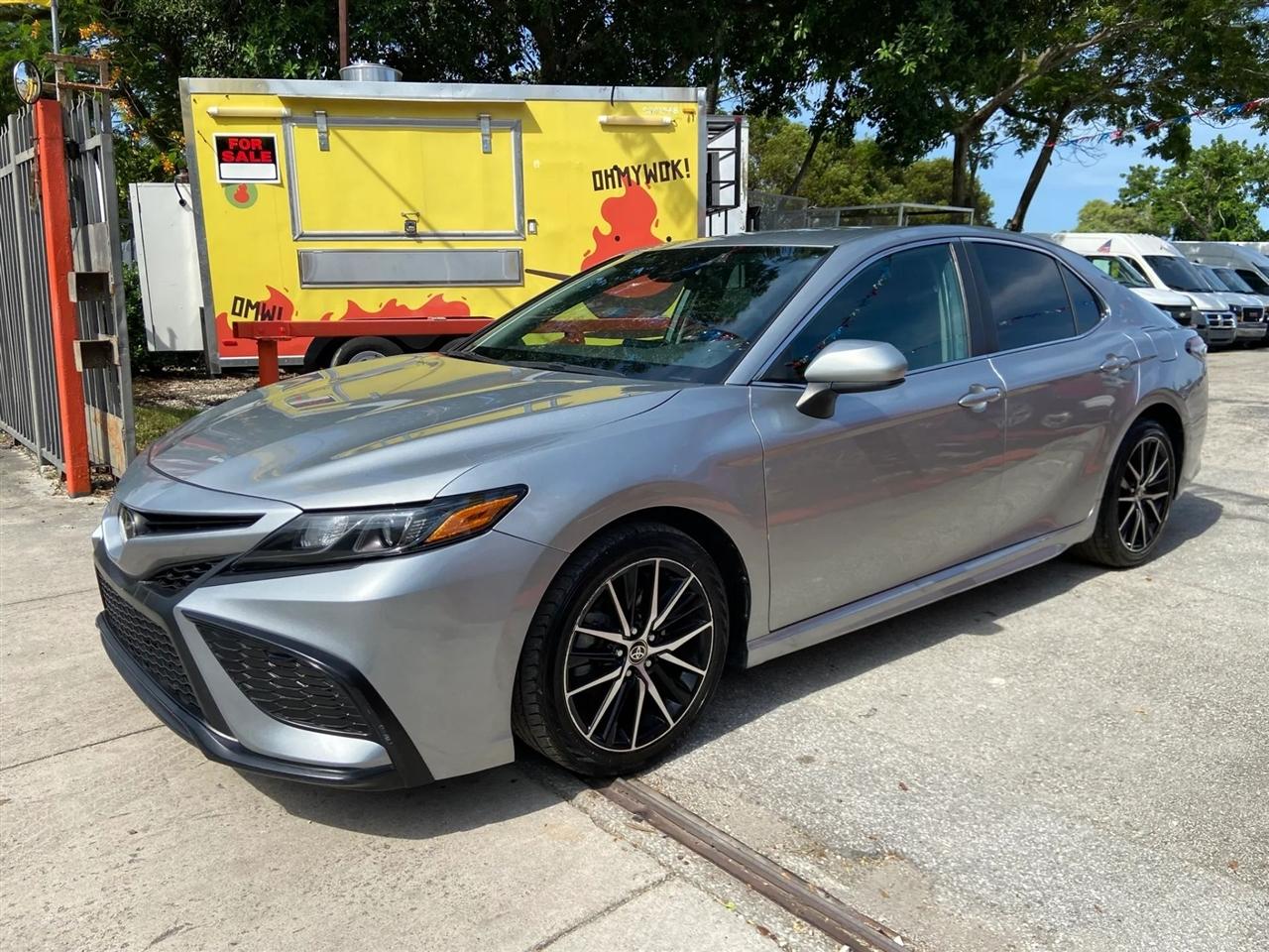 Toyota Camry SE 2021