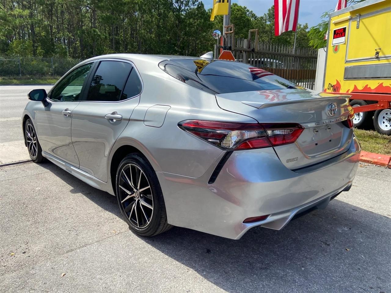 Toyota Camry SE 2021