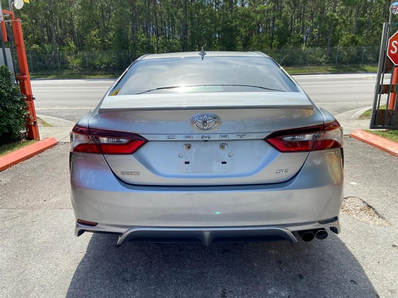 Toyota Camry SE 2021