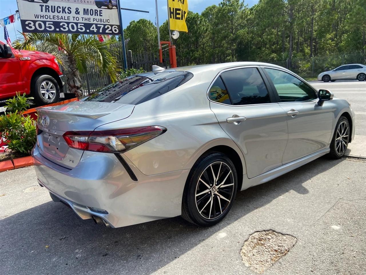 Toyota Camry SE 2021