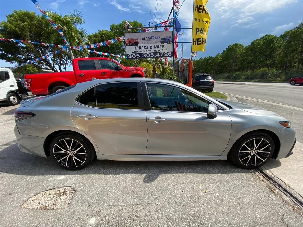 Toyota Camry SE 2021