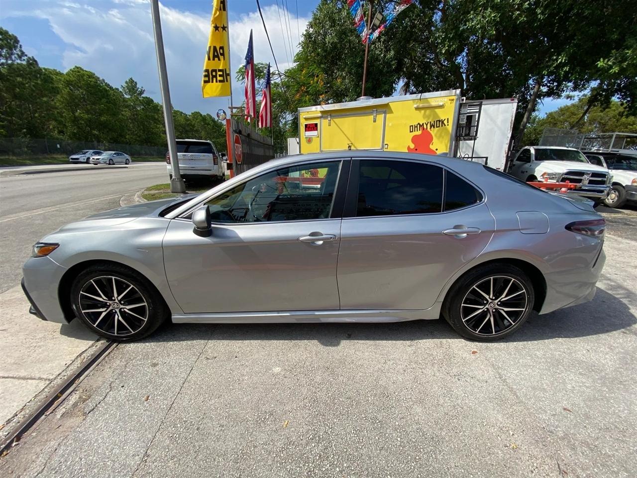 Toyota Camry SE 2021