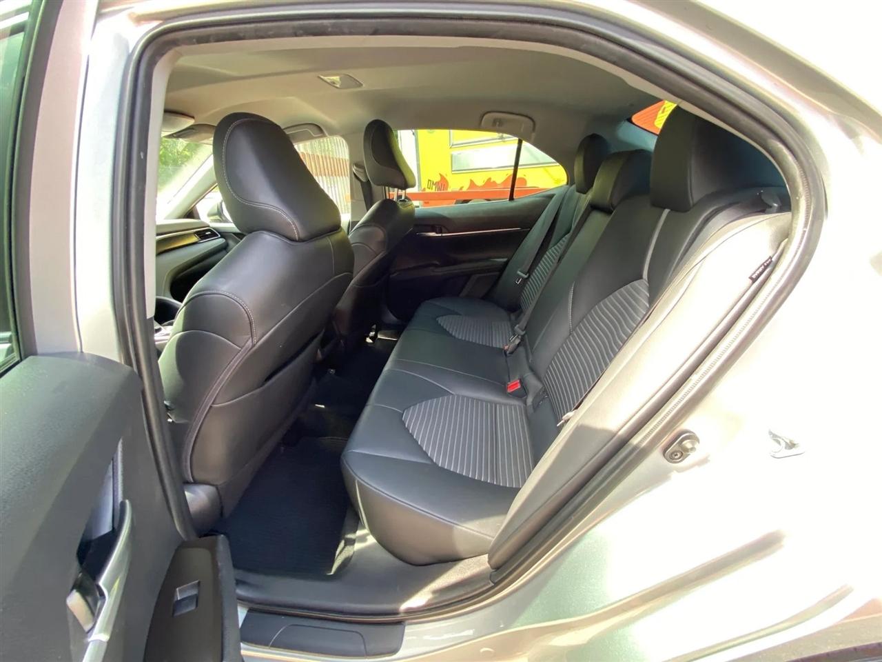 Toyota Camry SE 2021